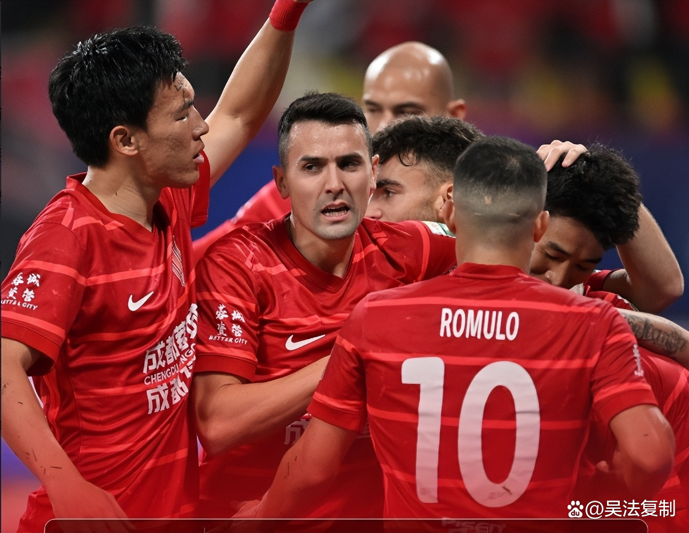 多场比赛进行得胶着全球球迷激动不已的简单介绍 多场比赛进行得胶着全球球迷激动不已的简单介绍