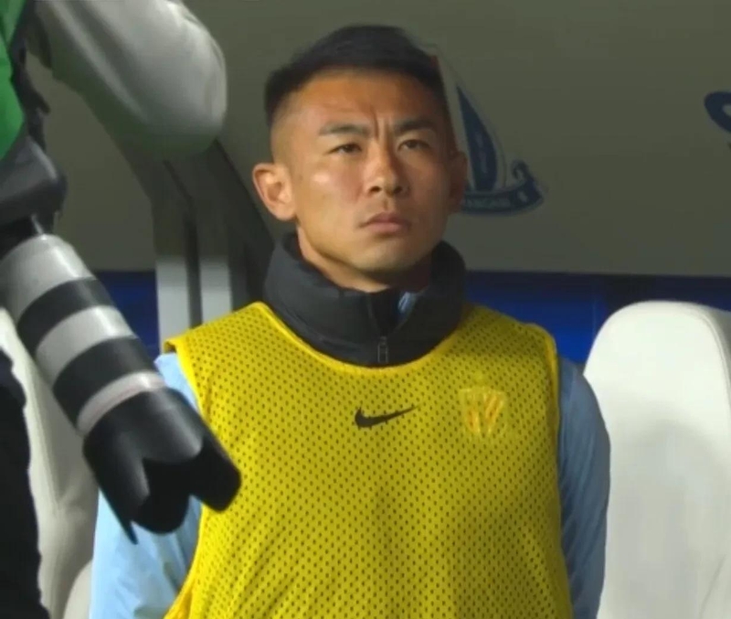 球员们在场上展现出色的个人特点,球风各异 球员们在场上展现出色的个人特点,球风各异