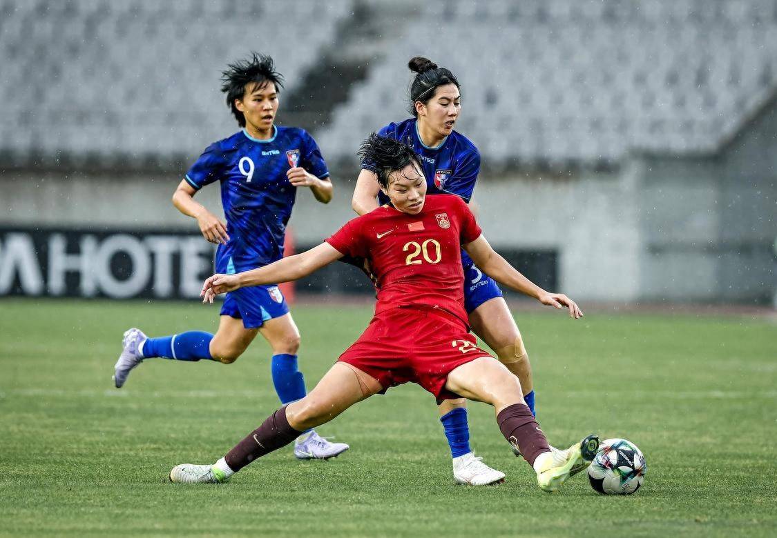 B体育体育官方登录入口-中国女足队员在赛场上勇敢拼搏，收获赞誉的简单介绍