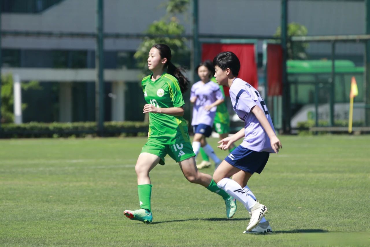 关于足球比赛中,女子球队展现团队合作力的信息 关于足球比赛中,女子球队展现团队合作力的信息