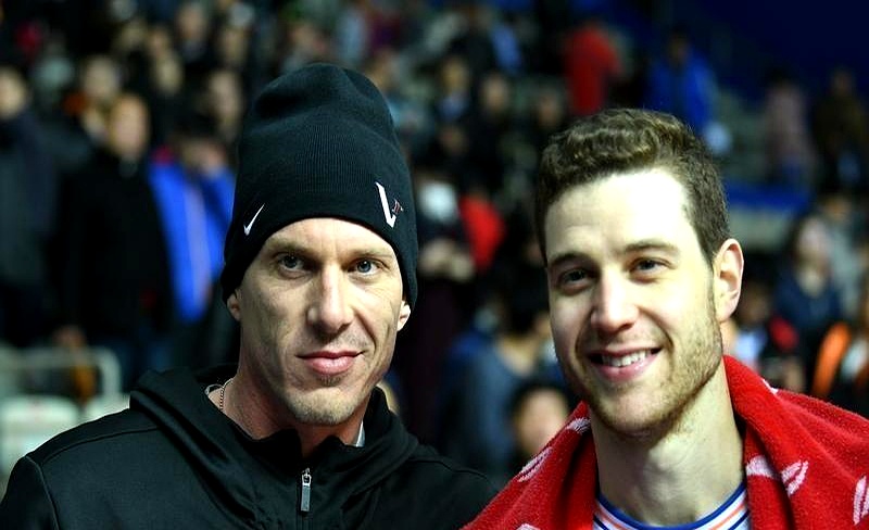 关于篮球赛事举办地球迷欢呼不止的信息