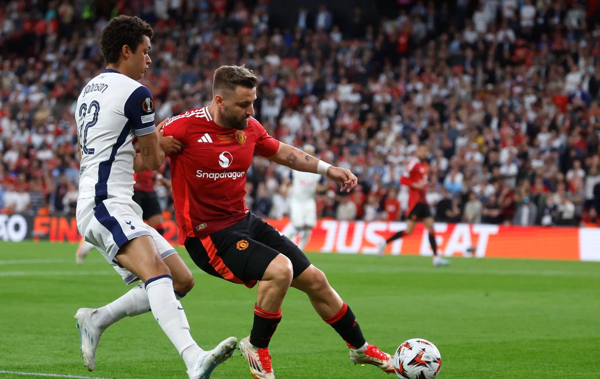 两支球队进行关键比赛角逐,劲敌对决 两支球队进行关键比赛角逐,劲敌对决