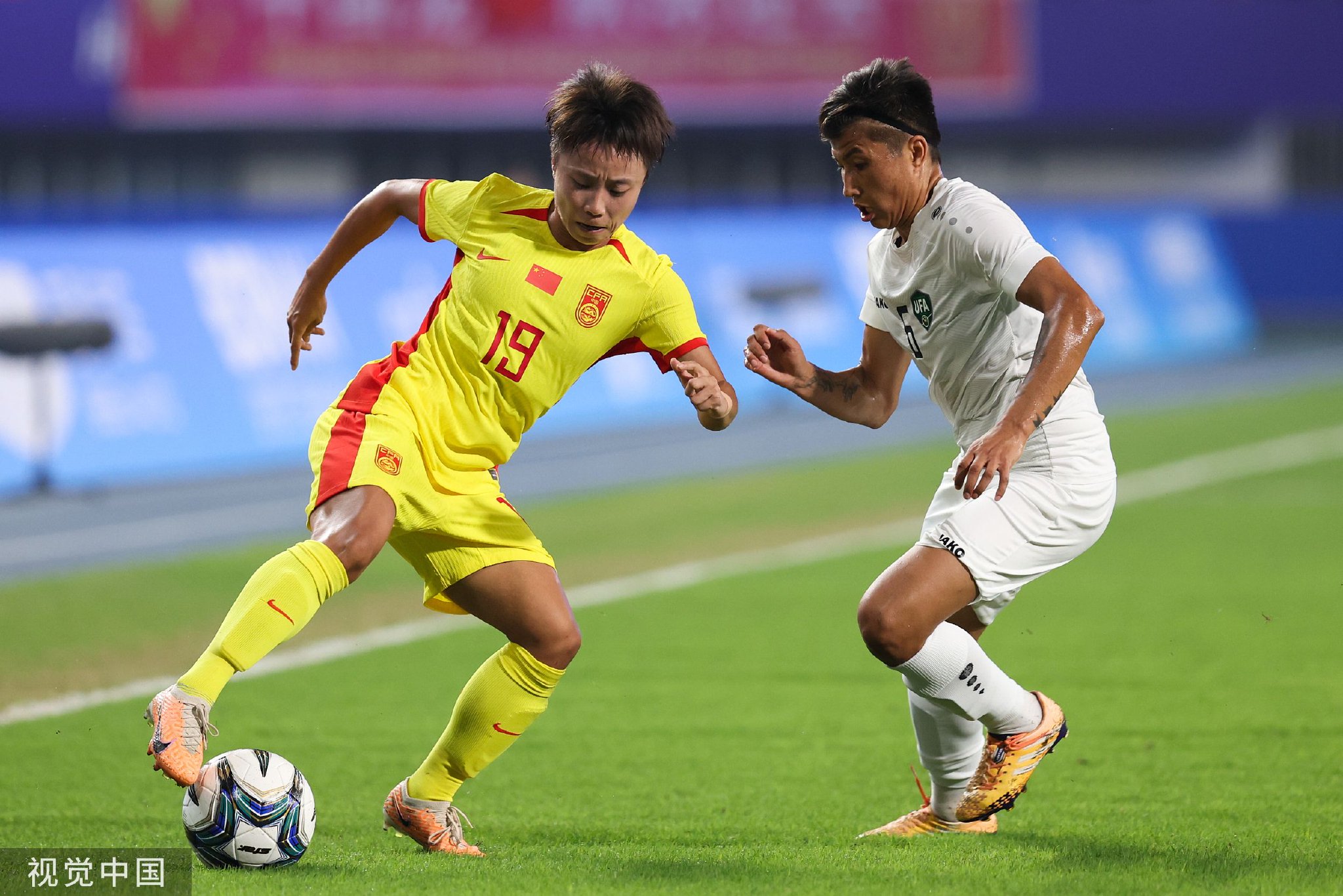 中国女足险胜强敌，气势如虹